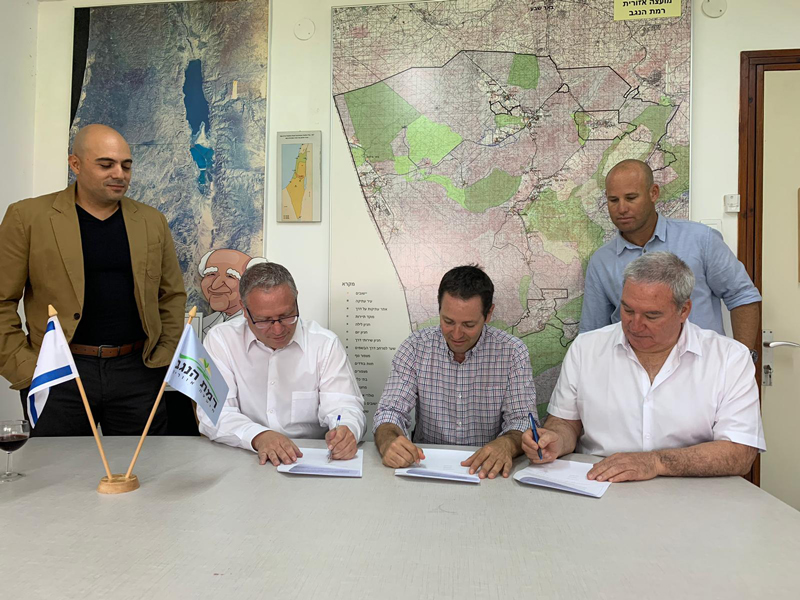 Arieli Capital signing a cooperation agreement with Ramat Negev Regional Council and Ramat Negev Industries, for the establishment of an ag-tech innovation center in an initial investment of $5M. In the photo from right to left: Itzik Tzur (standing), VP for economic development at Ramat Negev Industries; Yankale Moscowitz, R&D director of the Ramat Negev Regional Council; Eran Doron, head of the Ramat Negev Regional Council; Eric Bentov, founder of Arieli Capital; Or Haviv, partner and head of innovation at Arieli Capital. Photo credit – Arieli Capital.